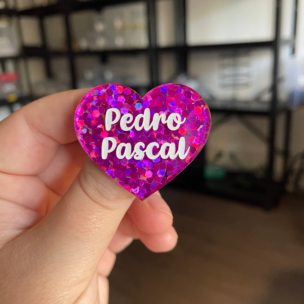 [CONTRÔLE TECHNIQUE] Broche "Pedro Pascal" en acrylique semi transparente avec des confettis confettis fuchsia