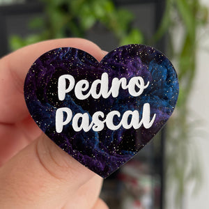 Broche "Pedro Pascal" en acrylique marbrée noire, bleue et violette à paillettes