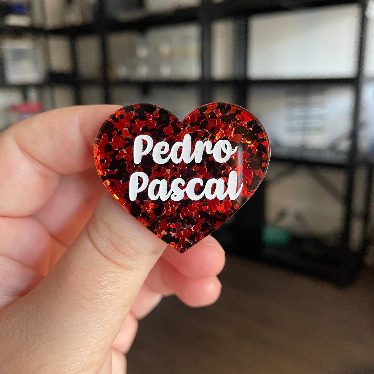 [CONTRÔLE TECHNIQUE] Broche "Pedro Pascal" en acrylique semi transparente avec des pois rouges et noirs