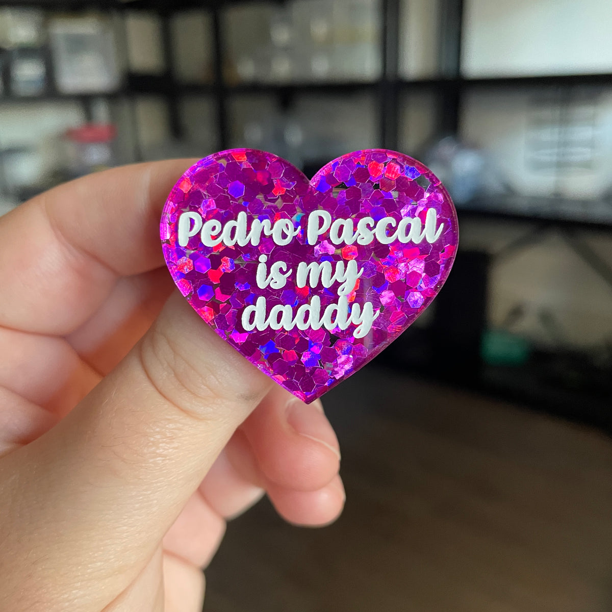 [CONTRÔLE TECHNIQUE] Broche "Pedro Pascal is my daddy" en acrylique semi transparente avec des confettis fuchsia