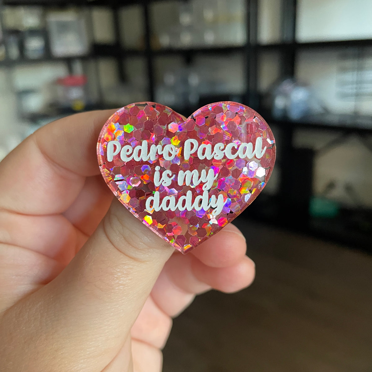 [CONTRÔLE TECHNIQUE] Broche "Pedro Pascal is my daddy" en acrylique semi transparente avec des confettis corail