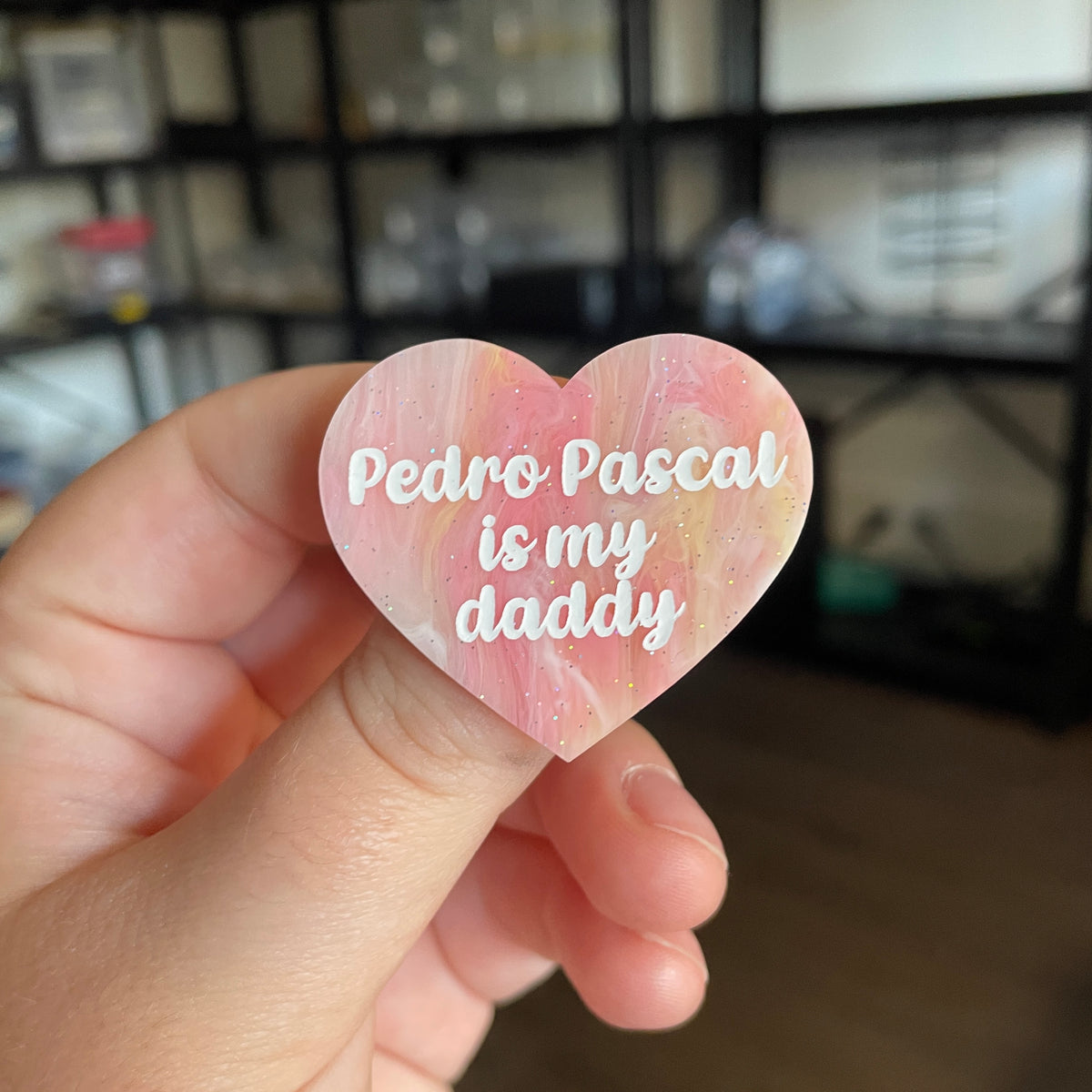 [CONTRÔLE TECHNIQUE] Broche "Pedro Pascal is my daddy" en acrylique marbrée rose, orange, jaune et corail