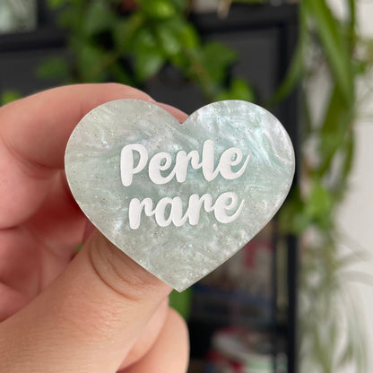 Broche "Perle rare" en acrylique marbrée bleu/vert pâle à paillettes