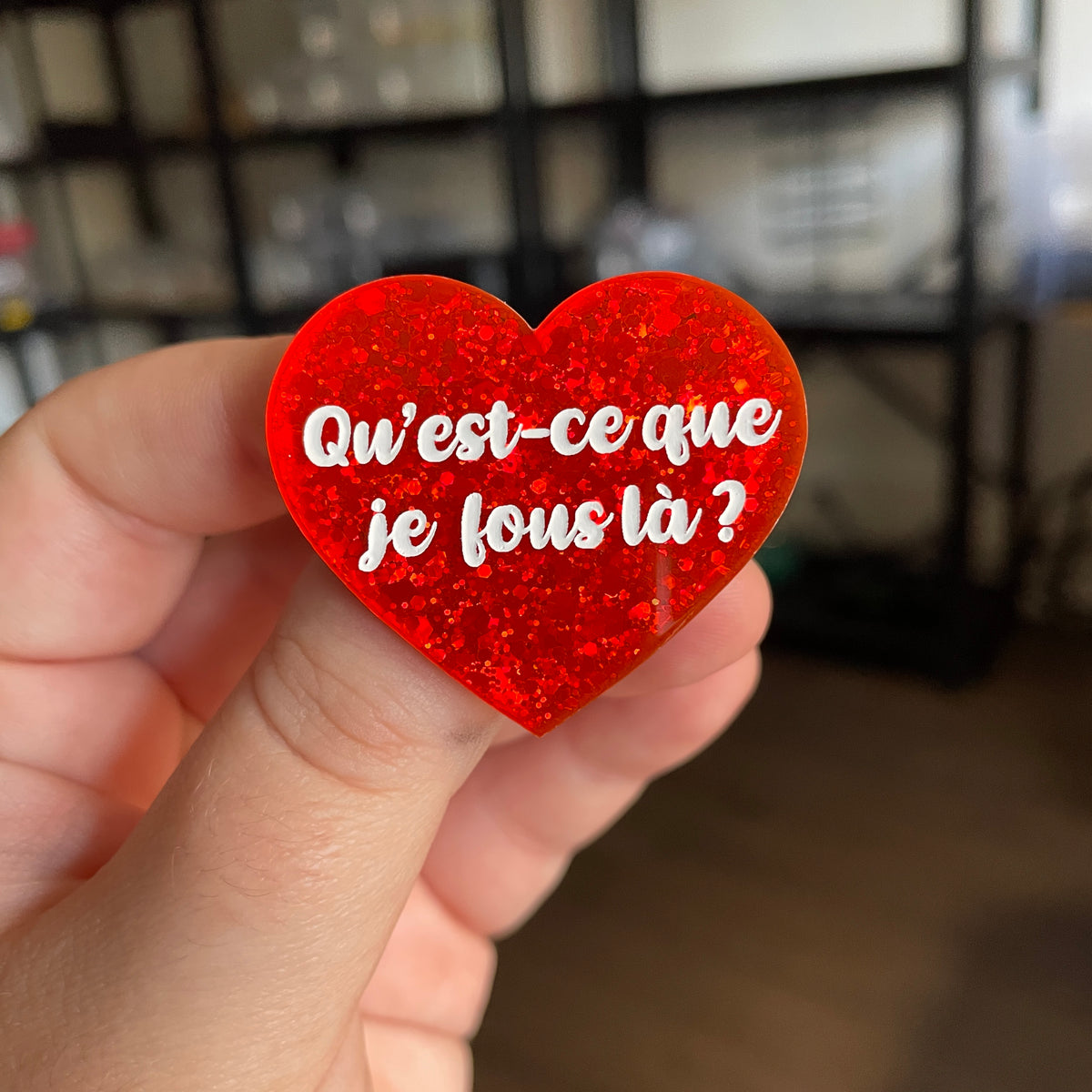 [CONTRÔLE TECHNIQUE] Broche "Qu'est-ce que je fous là ?" en acrylique à paillettes oranges