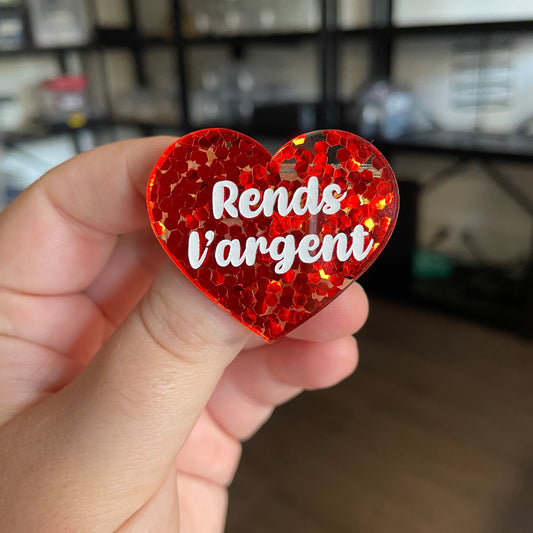 [CONTRÔLE TECHNIQUE] Broche "Rends l'argent" en acrylique semi transparente avec des confettis rouges