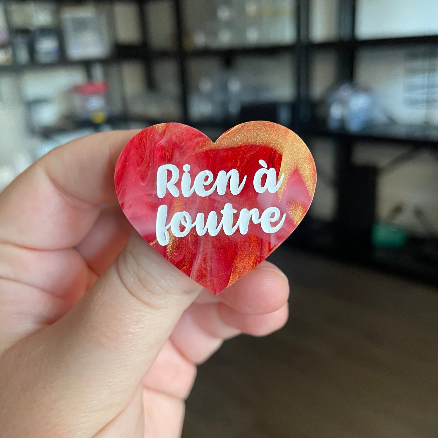 [CONTRÔLE TECHNIQUE] Broche "Rien à foutre" en acrylique marbrée rouge, blanche et dorée