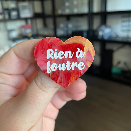 [CONTRÔLE TECHNIQUE] Broche "Rien à foutre" en acrylique marbrée rouge, blanche et dorée