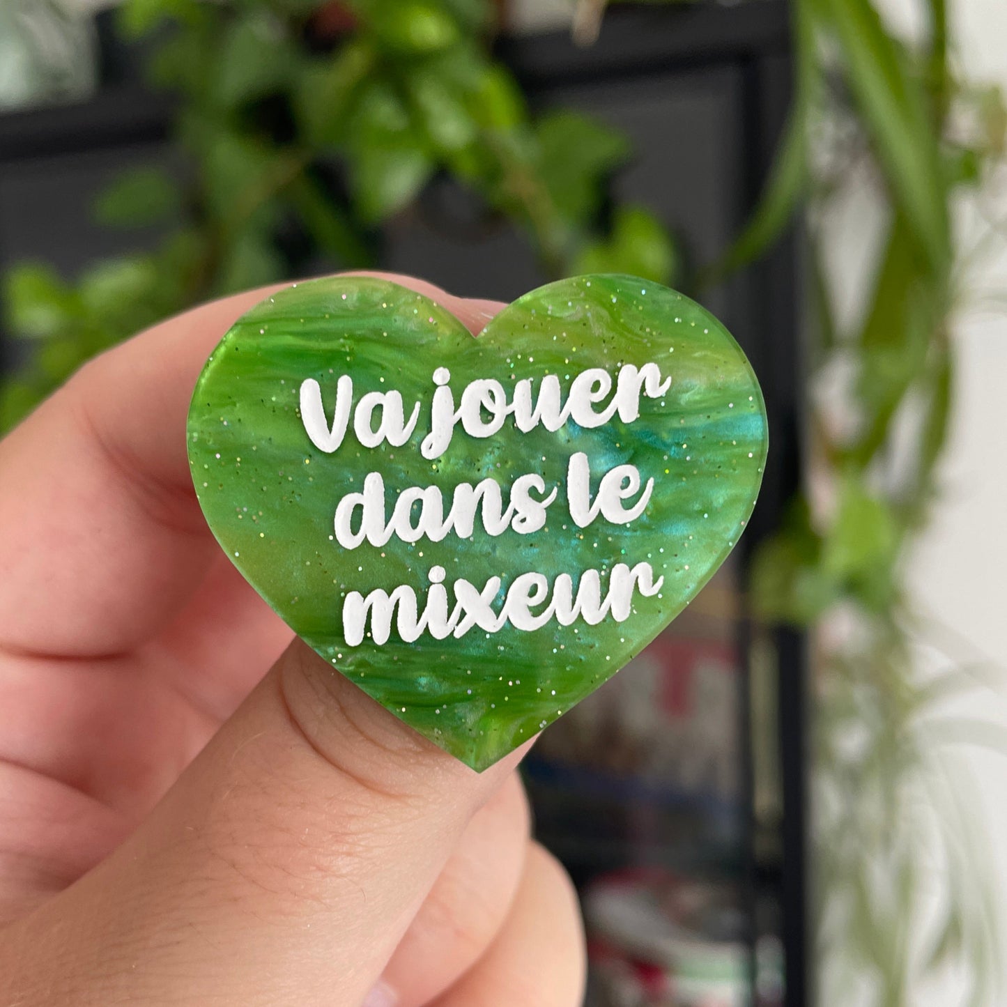 Broche "Va jouer dans le mixeur" en acrylique marbrée verte à paillettes