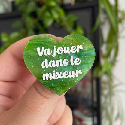 Broche "Va jouer dans le mixeur" en acrylique marbrée verte à paillettes