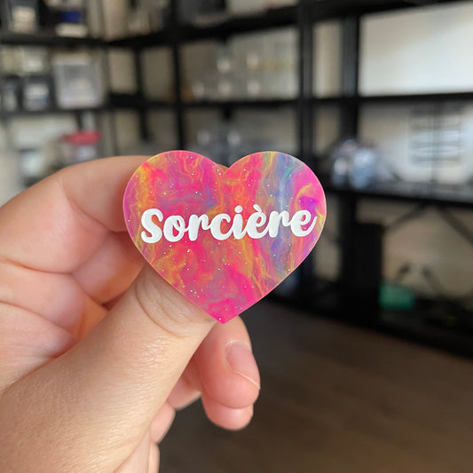 [CONTRÔLE TECHNIQUE] Broche "Sorcière" en acrylique semi transparente marbrée multicolore