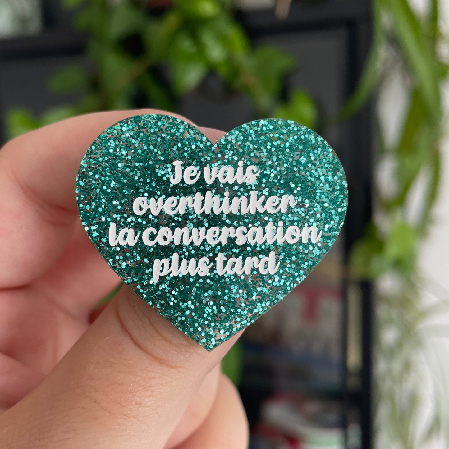 Broche "Je vais overthinker la conversation plus tard" en acrylique à paillettes turquoise