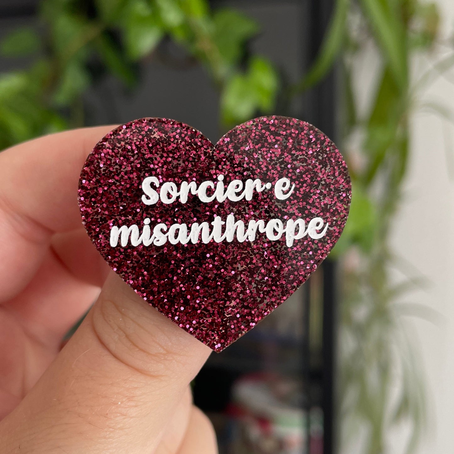 [INCLUSIF] Broche "Sorcier.e misanthrope" en acrylique bordeaux à paillettes