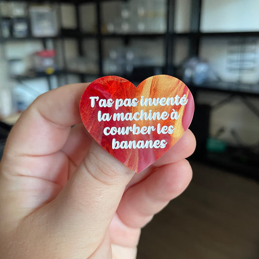 [CONTRÔLE TECHNIQUE] Broche "T'as pas inventé la machine à courber les bananes" en acrylique marbrée rouge, blanche et dorée