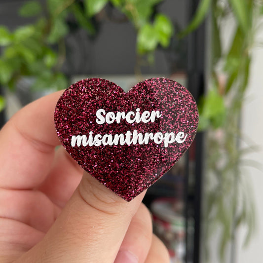 [MASCULIN] Broche "Sorcier misanthrope" en acrylique bordeaux à paillettes