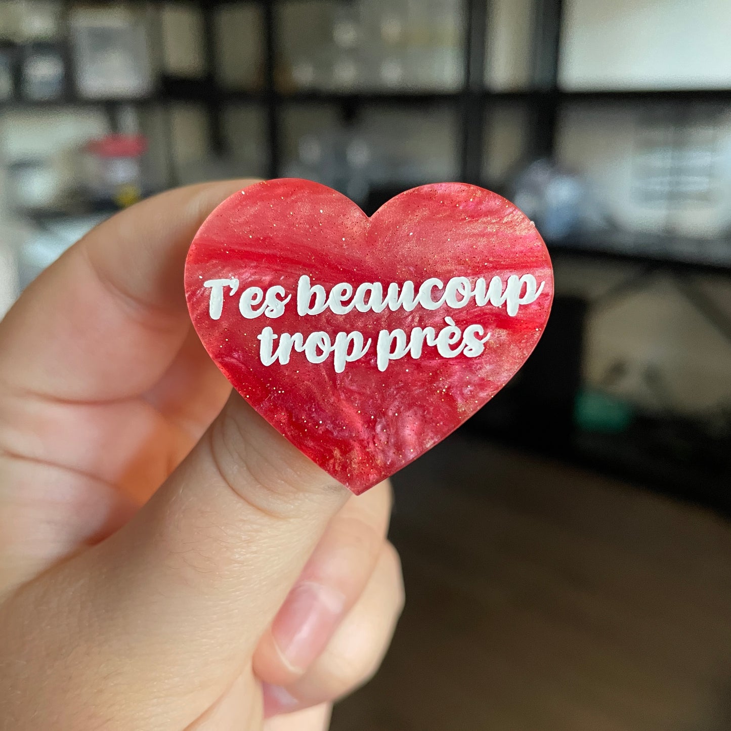 [CONTRÔLE TECHNIQUE] Broche "T'es beaucoup trop près" en acrylique marbrée rose à paillettes
