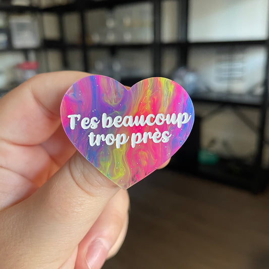 [CONTRÔLE TECHNIQUE] Broche "T'es beaucoup trop près" en acrylique semi transparente marbrée multicolore