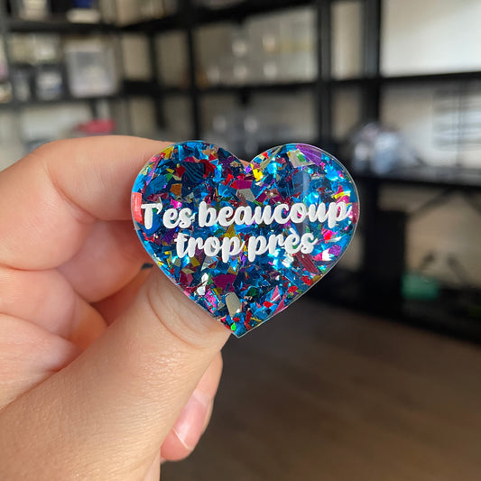 [CONTRÔLE TECHNIQUE] Broche "T'es beaucoup trop près" en acrylique transparente avec des éclats de confettis bleus et multicolores