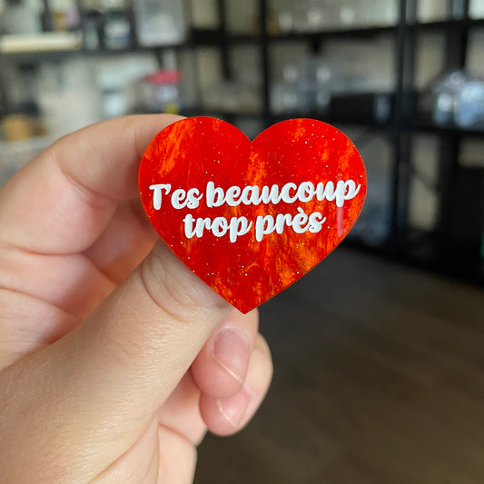 [CONTRÔLE TECHNIQUE] Broche "T'es beaucoup trop près" en acrylique marbrée orange à paillettes