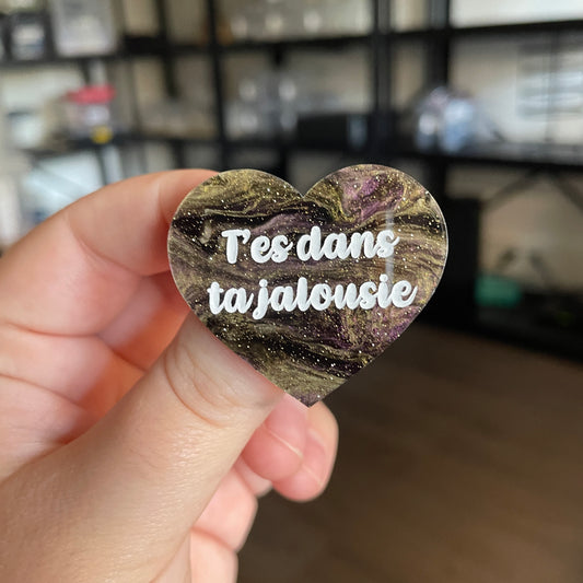 [CONTRÔLE TECHNIQUE] Broche "T'es dans ta jalousie" en acrylique marbrée noire, violette et dorée à paillettes