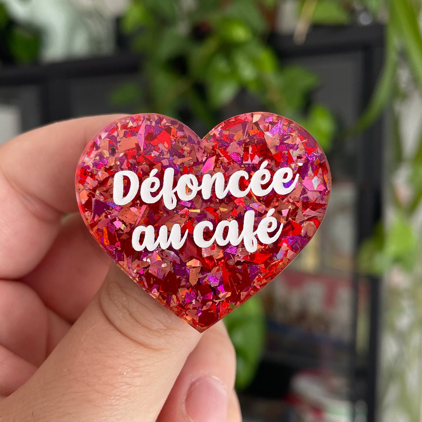 Broche "Défoncée au café" en acrylique transparente avec des éclats de confettis rouges et roses