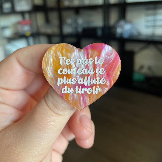 [CONTRÔLE TECHNIQUE] Broche "T'es pas le couteau le plus affuté du tiroir" en acrylique marbrée orange, rose et blanche