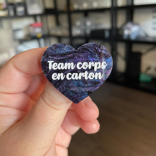 [CONTRÔLE TECHNIQUE] Broche "Team corps en carton" en acrylique marbrée bleue, noire et violette à paillettes