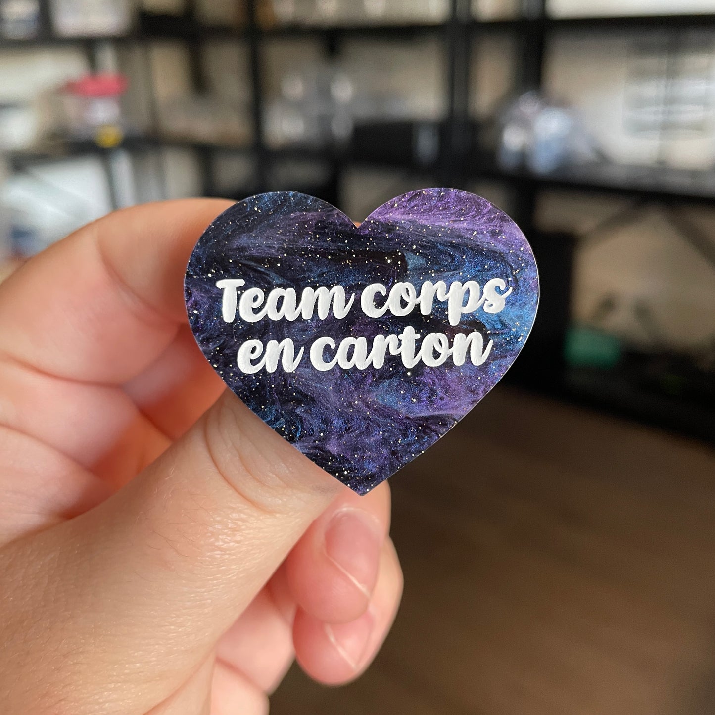 [CONTRÔLE TECHNIQUE] Broche "Team corps en carton" en acrylique marbrée bleue, noire et violette à paillettes