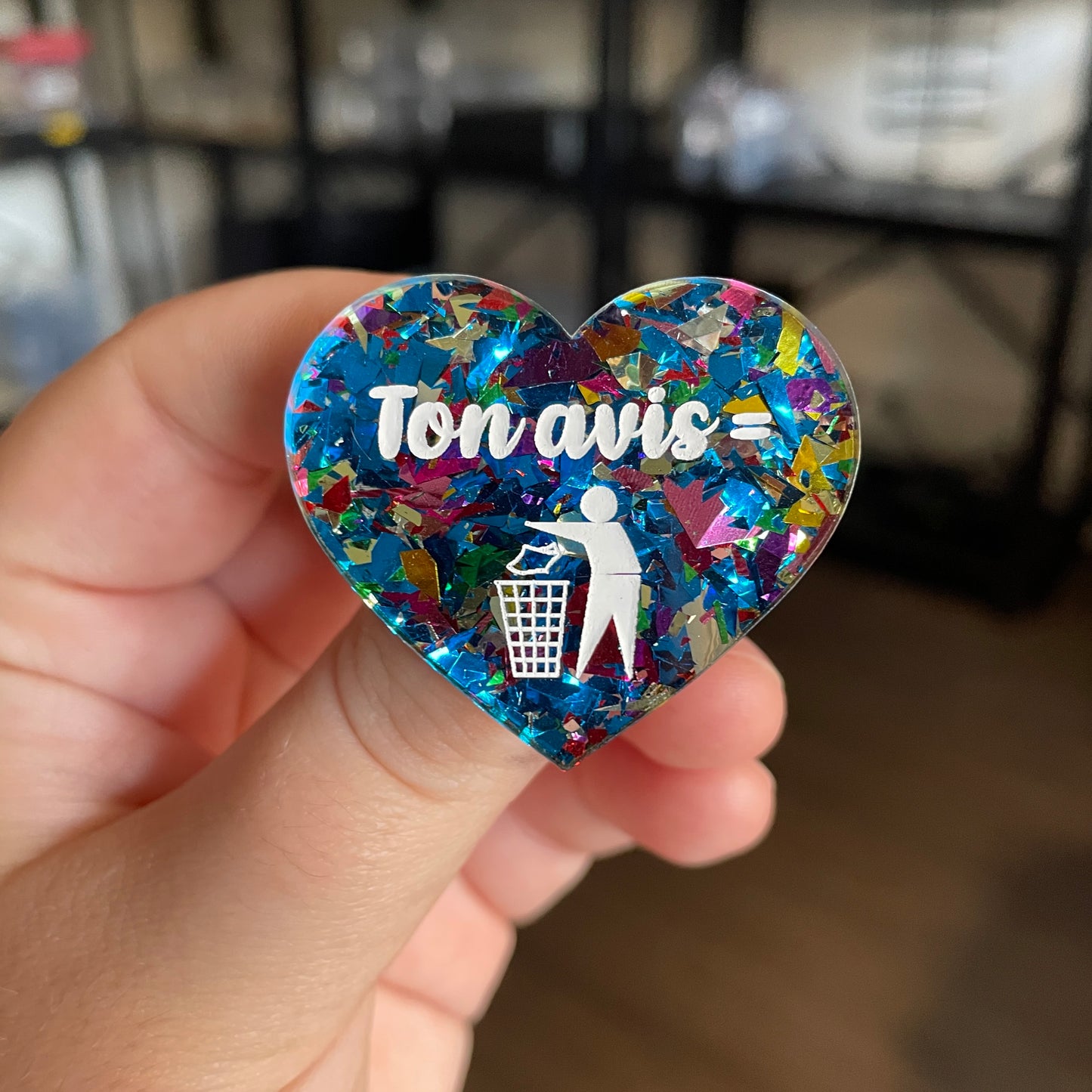 [CONTRÔLE TECHNIQUE] Broche "Ton avis = poubelle" en acrylique transparente avec des éclats de confettis bleus et multicolores