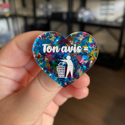 [CONTRÔLE TECHNIQUE] Broche "Ton avis = poubelle" en acrylique transparente avec des éclats de confettis bleus et multicolores