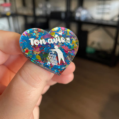 [CONTRÔLE TECHNIQUE] Broche "Ton avis = poubelle" en acrylique transparente avec des éclats de confettis bleus et multicolores
