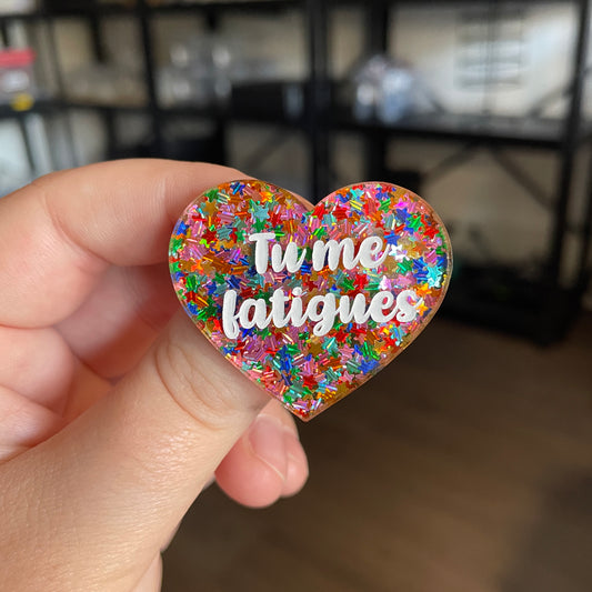 [CONTRÔLE TECHNIQUE] Broche "Tu me fatigues" en acrylique semi transparente avec des confettis étoiles multicolores