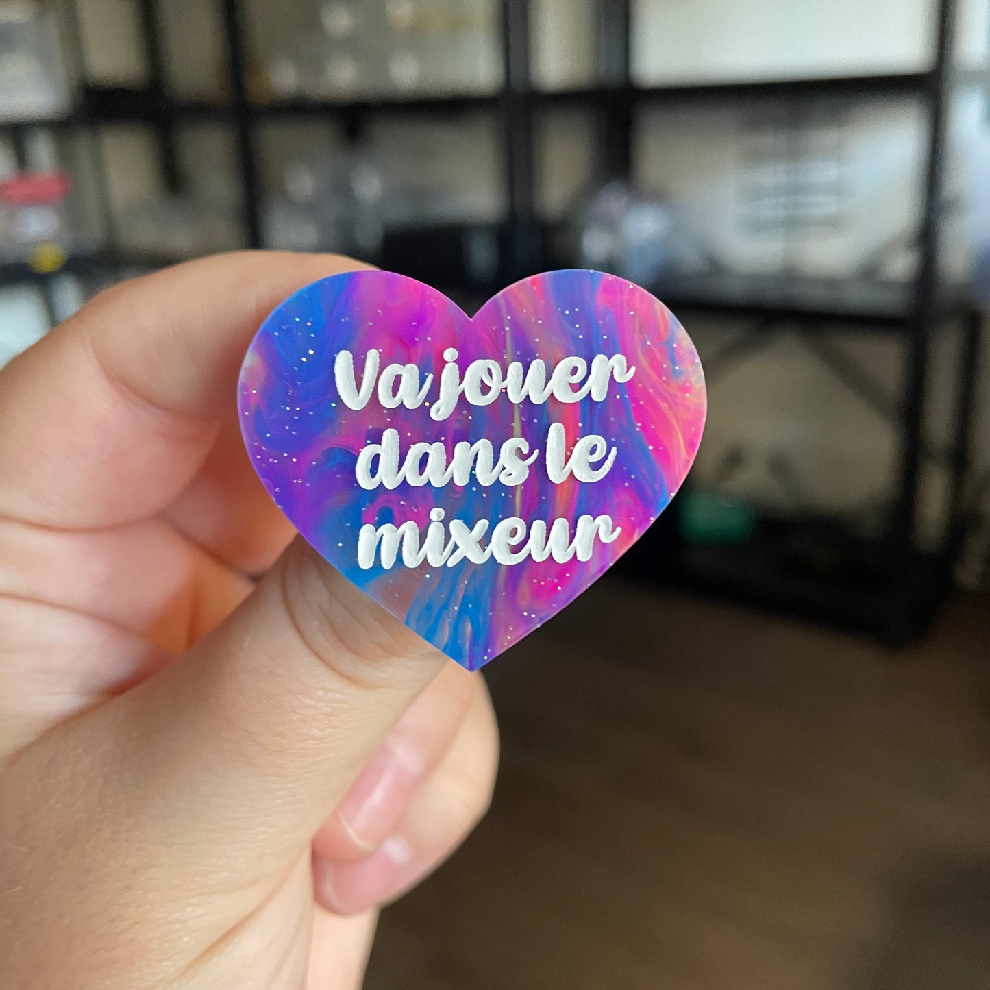 [CONTRÔLE TECHNIQUE] Broche "Va jouer dans le mixeur" en acrylique semi transparente marbrée multicolore