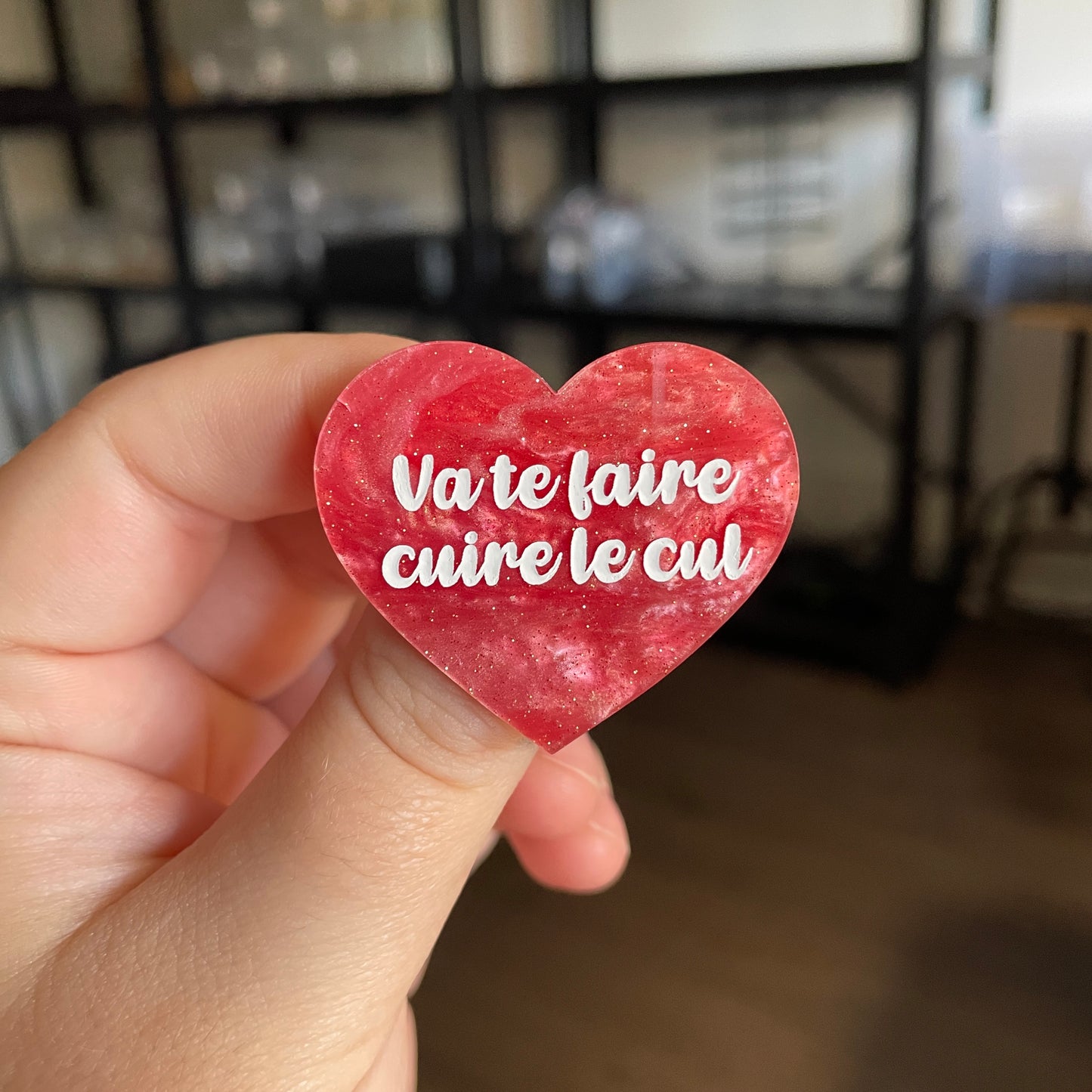 [CONTRÔLE TECHNIQUE] Broche "Va te faire cuire le cul" en acrylique marbrée rose à paillettes