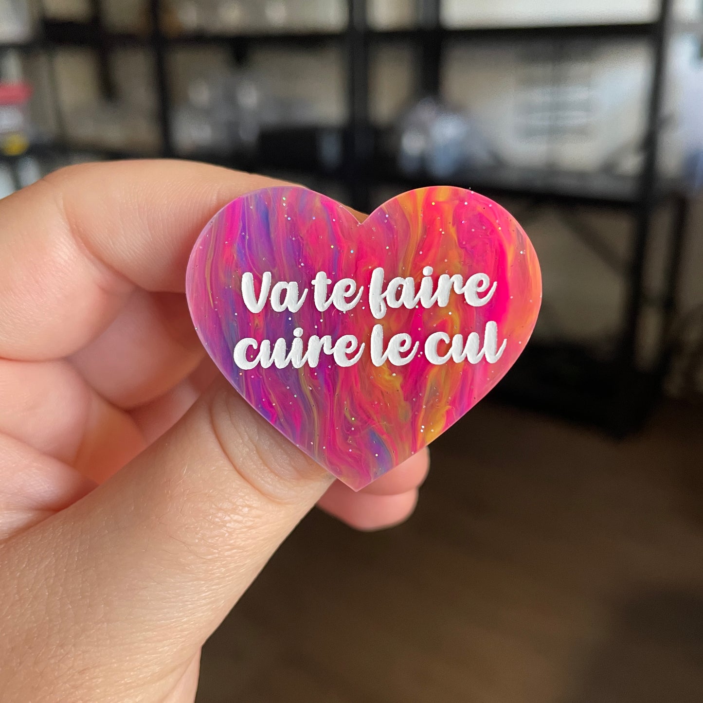 [CONTRÔLE TECHNIQUE] Broche "Va te faire cuire le cul" en acrylique semi transparente marbrée multicolore