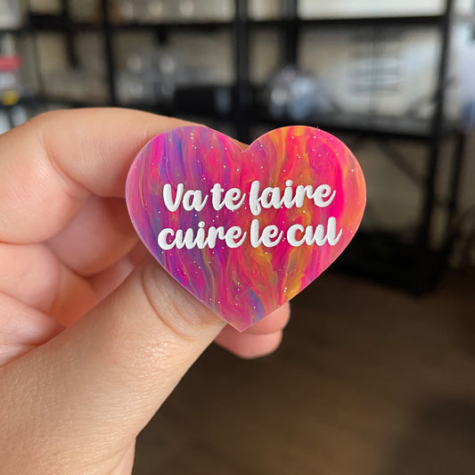 [CONTRÔLE TECHNIQUE] Broche "Va te faire cuire le cul" en acrylique semi transparente marbrée multicolore