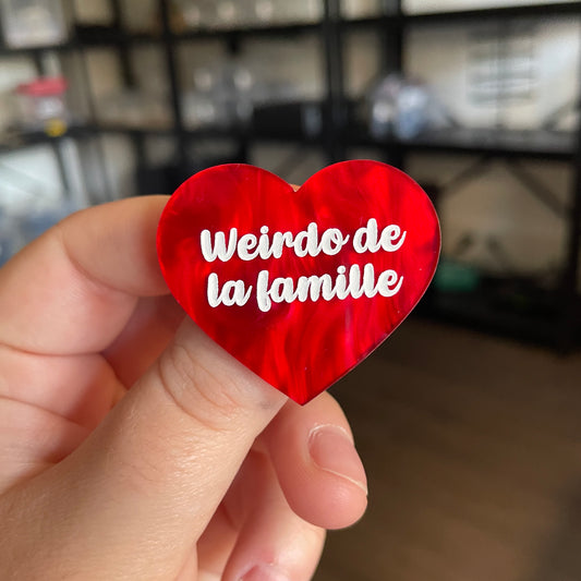 [CONTRÔLE TECHNIQUE] Broche "Weirdo de la famille" en acrylique marbrée rouge