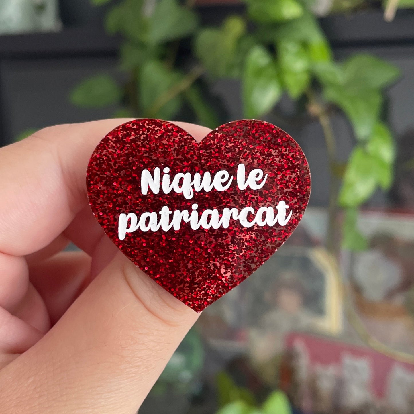 Broche "Nique le patriarcat" en acrylique à paillettes rouges