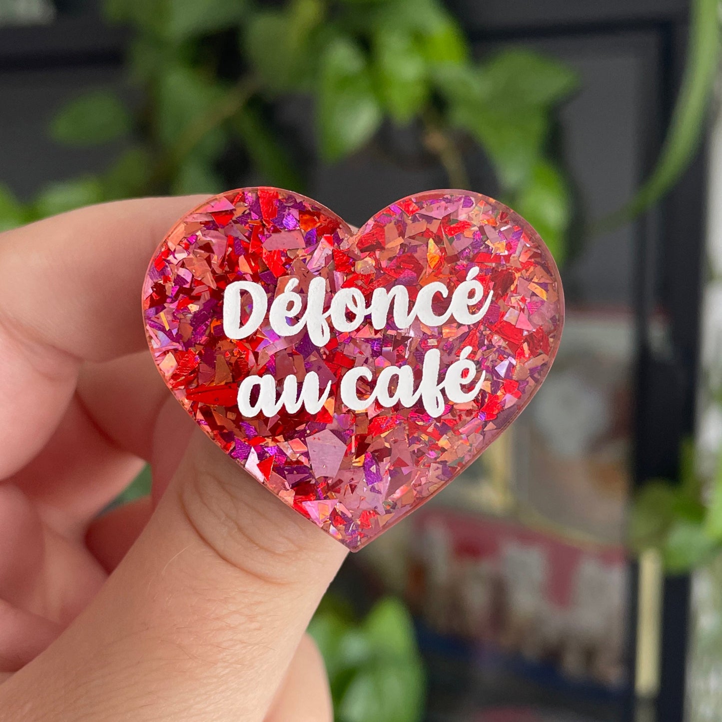 [MASCULIN] Broche "Défoncé au café" en acrylique transparente avec des éclats de confettis rouges et roses