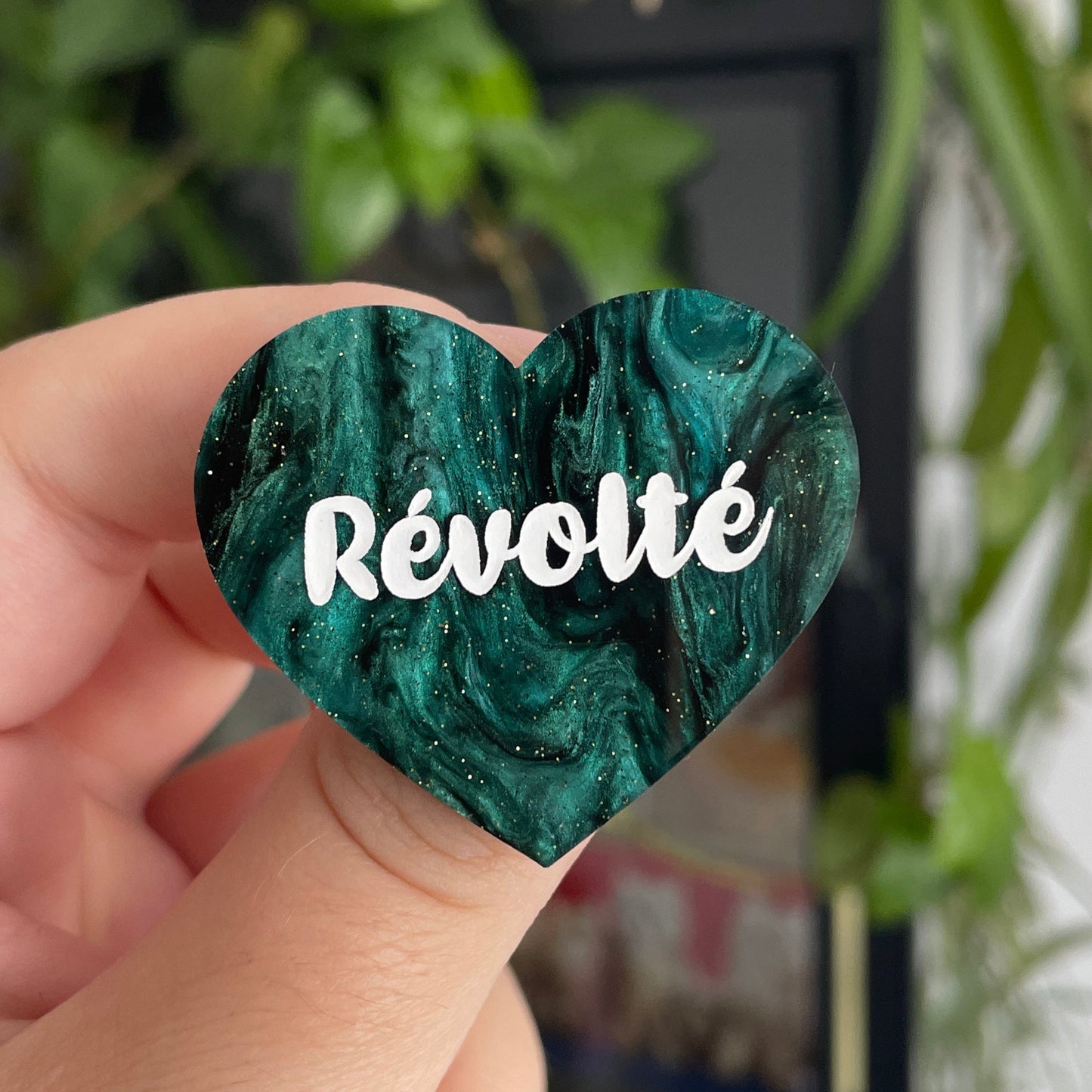 [MASCULIN] Broche "Révolté" en acrylique marbrée noire et vert sapin à paillettes