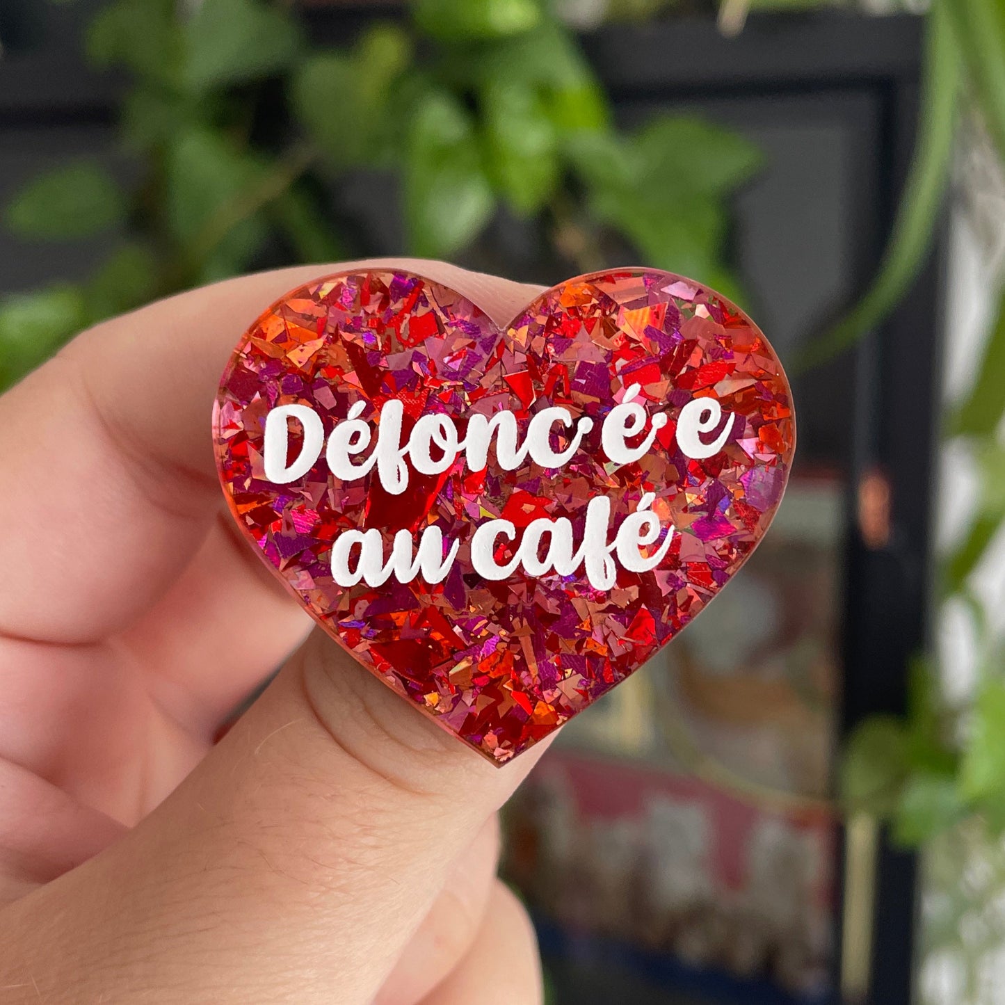 [INCLUSIF] Broche "Défoncé.e au café" en acrylique transparente avec des éclats de confettis rouges et roses