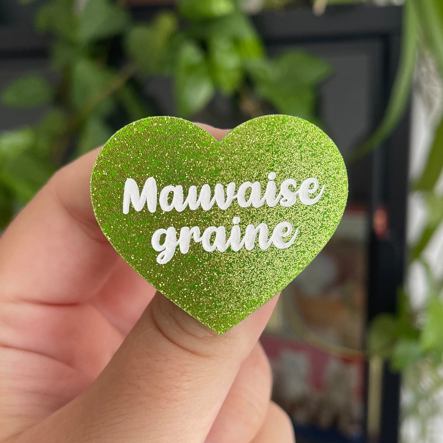 Broche "Mauvaise graine" en acrylique verte à paillettes