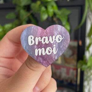 Broche "Bravo moi" en acrylique marbrée bleu clair et violet clair