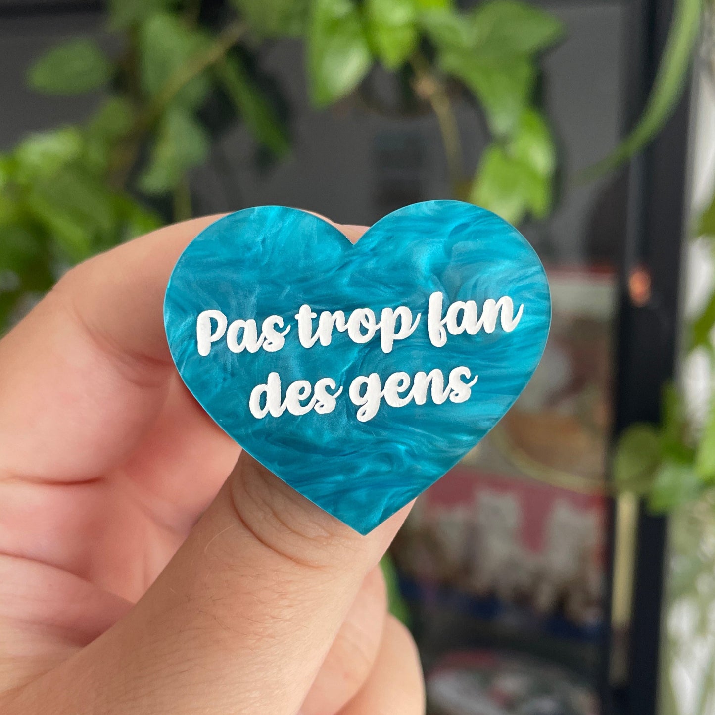 Broche "Pas trop fan des gens" en acrylique marbrée bleue