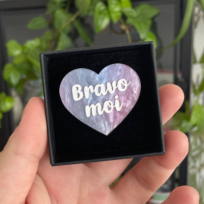 Broche "Bravo moi" en acrylique marbrée bleu clair et violet clair