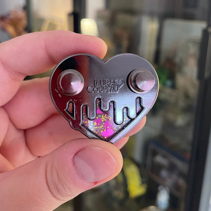 Pin en émail "Drama queen" rose à paillettes et paillettes liquides