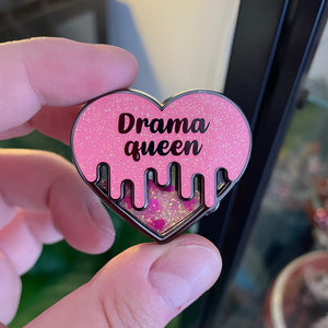 Pin en émail "Drama queen" rose à paillettes et paillettes liquides