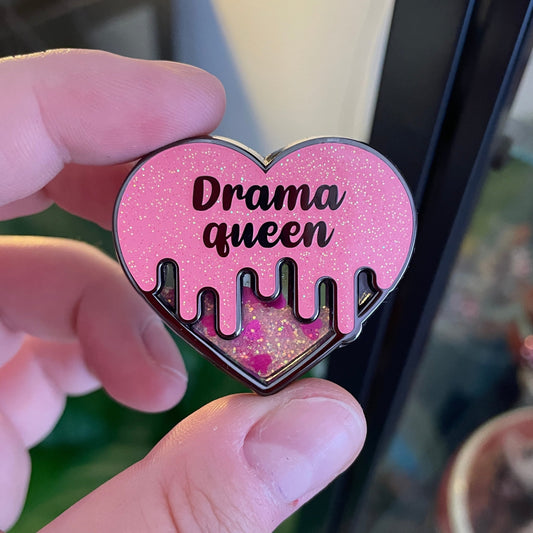 [CONTRÔLE TECHNIQUE] Pin en émail "Drama queen" rose à paillettes et paillettes liquides
