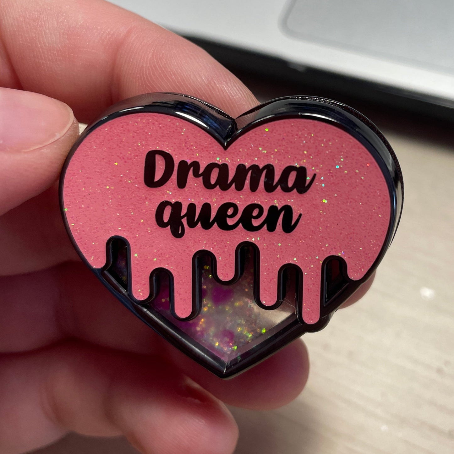 [CONTRÔLE TECHNIQUE] Pin en émail "Drama queen" rose à paillettes et paillettes liquides