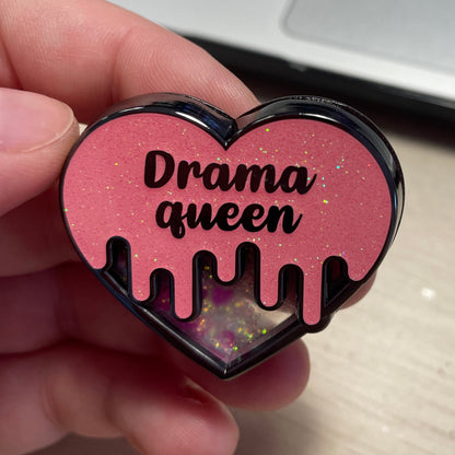 [CONTRÔLE TECHNIQUE] Pin en émail "Drama queen" rose à paillettes et paillettes liquides
