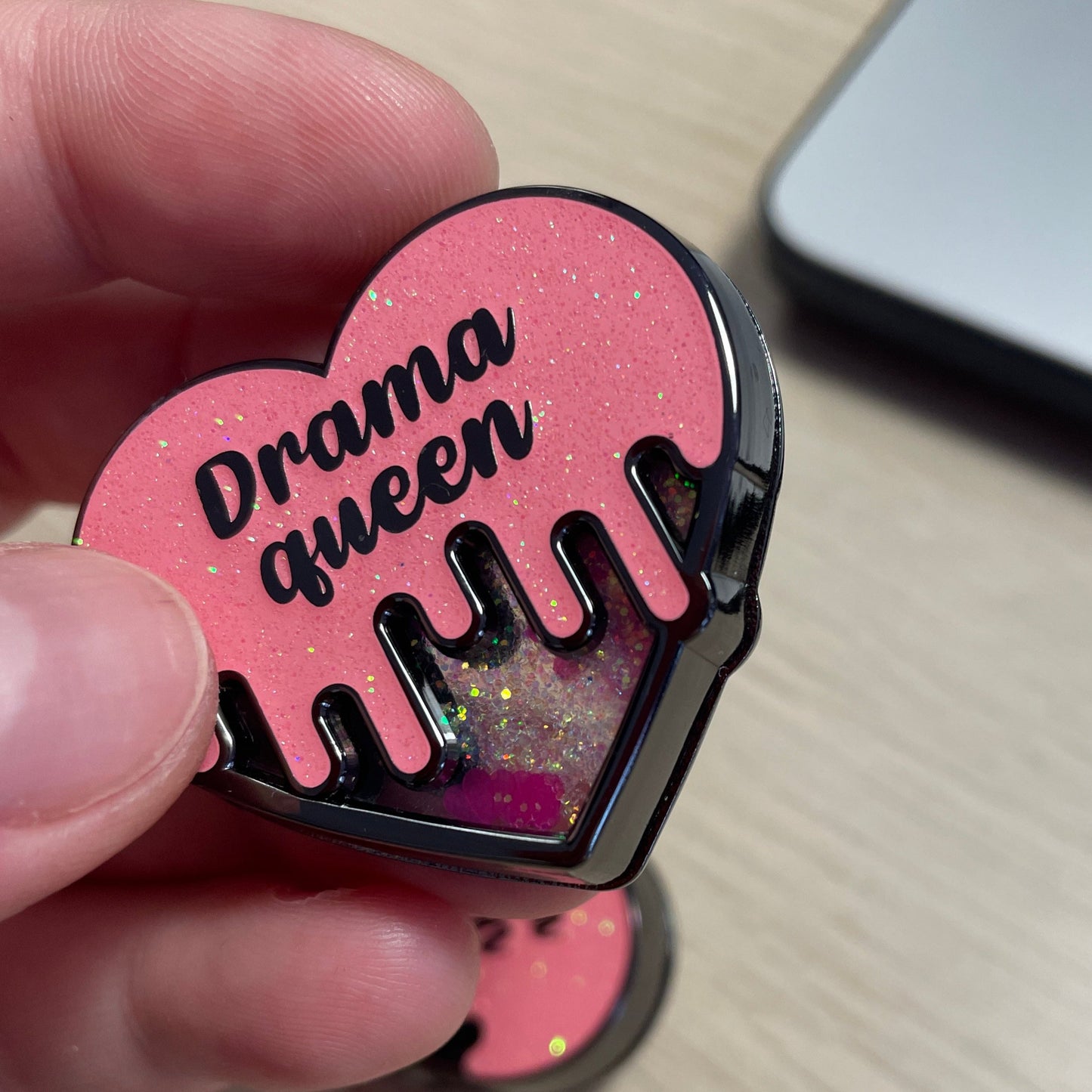 [CONTRÔLE TECHNIQUE] Pin en émail "Drama queen" rose à paillettes et paillettes liquides